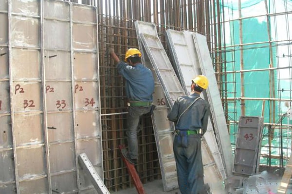 Aluminum formwork installation at site
