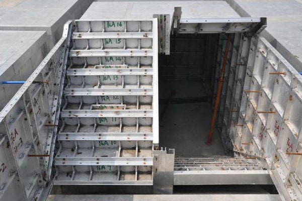 Trial assembly of aluminum formwork in factory (Ladder).